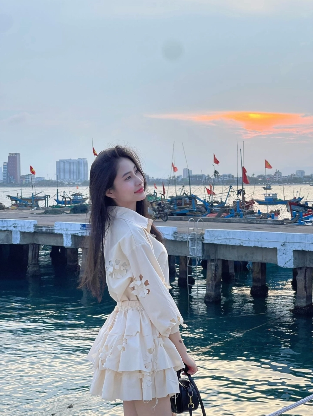 Bóng lưng cô gái quay mặt về phía hoàng hôn đầy bí ẩn