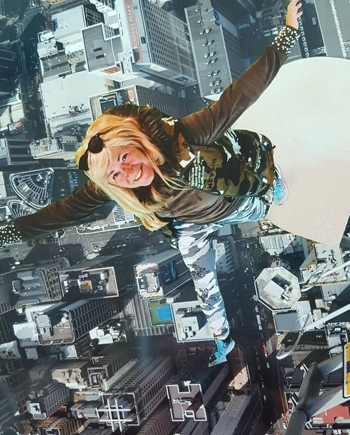 Bóng râm trải dài từ ngọn tháp lúc chạng vạng