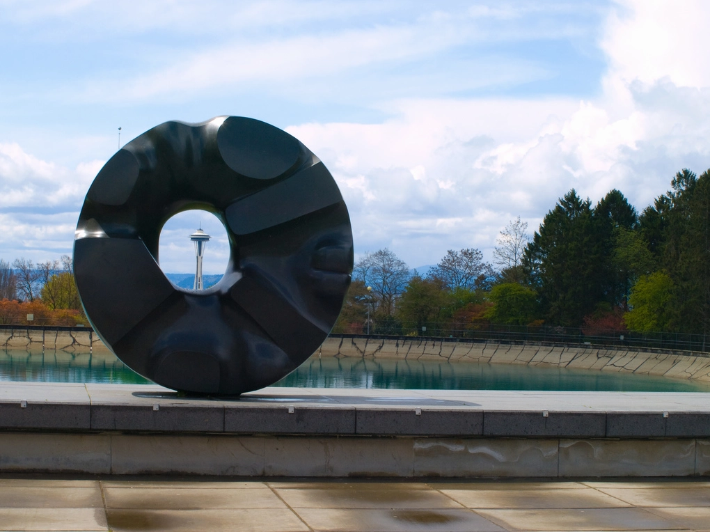 Bóng tháp phản chiếu qua tác phẩm nghệ thuật kỳ dị