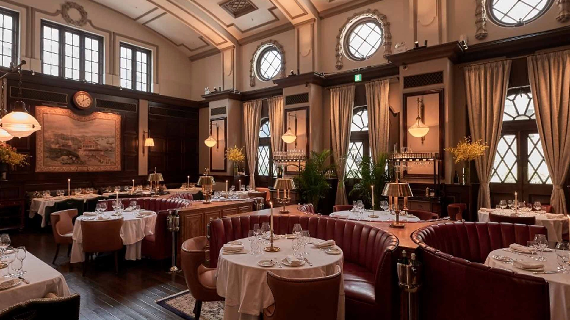 Bữa tối sang trọng nhưng đầy vẻ bí ẩn