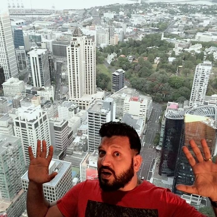 Bức ảnh bầu trời xám xịt làm nền cho đỉnh tháp