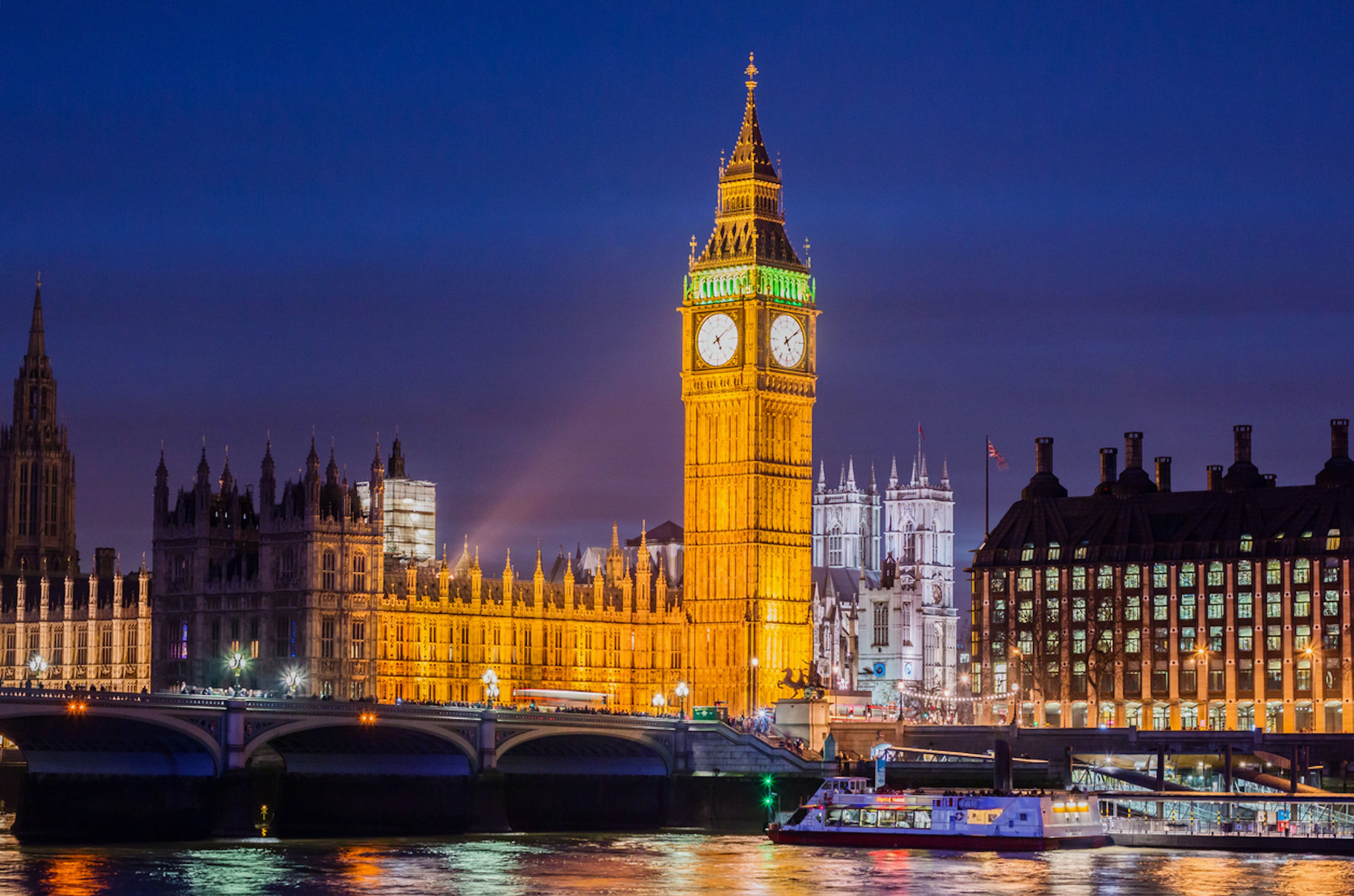 Bức ảnh Big Ben rọi bóng xuống dòng sông Thames tĩnh lặng