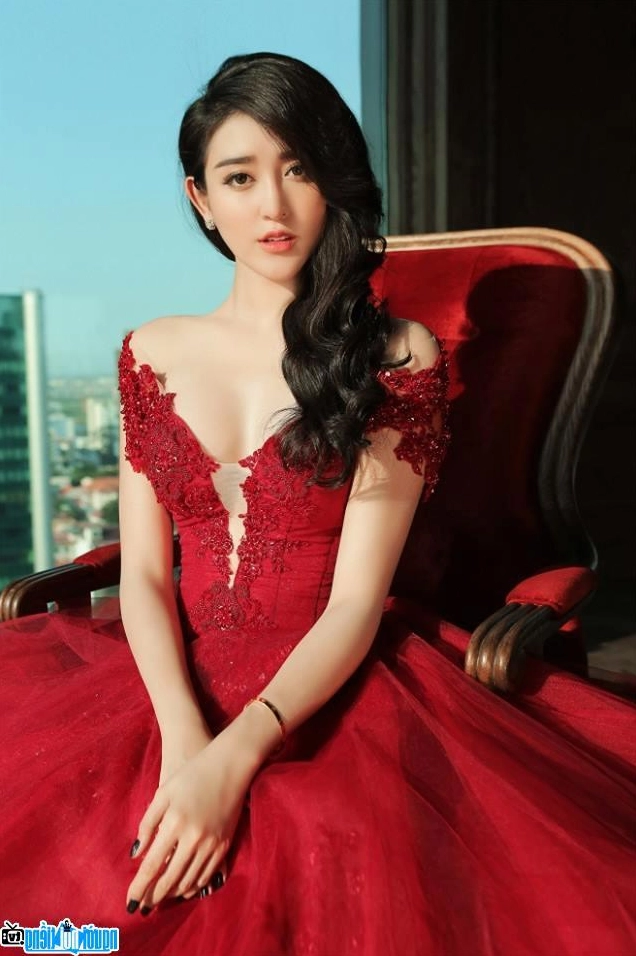 Bức ảnh chân dung cận cảnh khoe đường nét hoàn hảo của Á hậu Huyền My