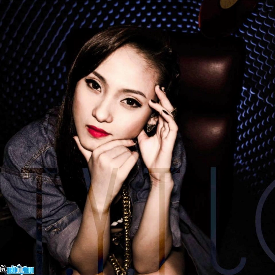 Bức ảnh chân dung cận mặt khoe trọn đường nét thanh tú của DJ Tyty