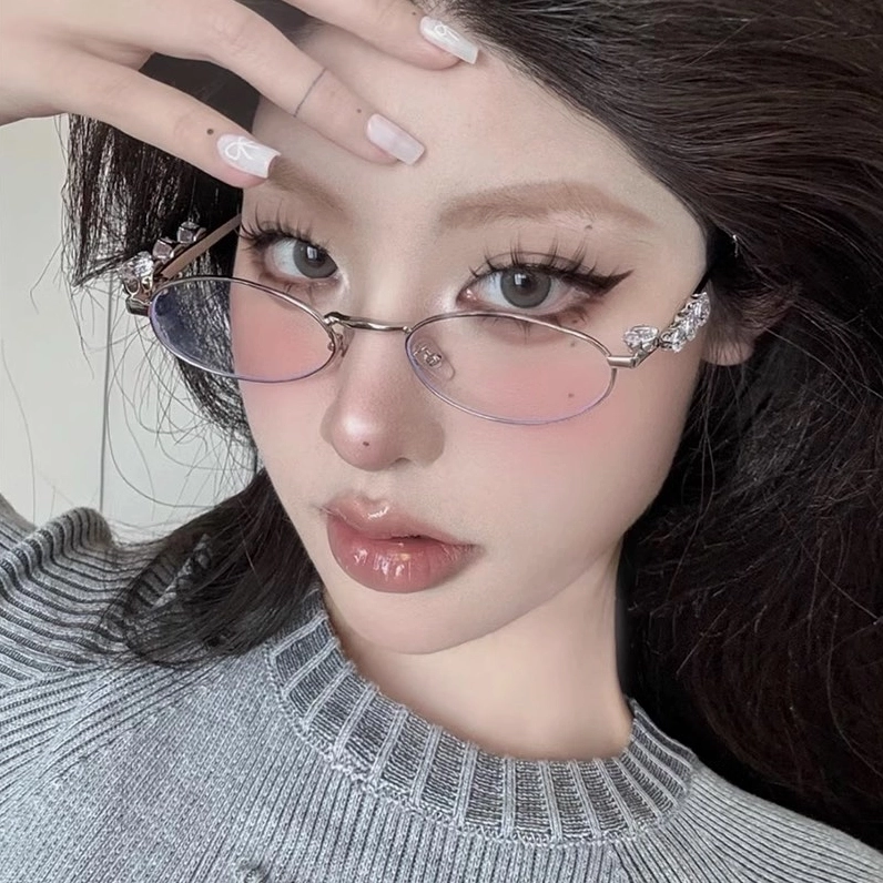 Bức ảnh chân dung cực nét của hot girl đeo kính thích hợp làm hình nền điện thoại