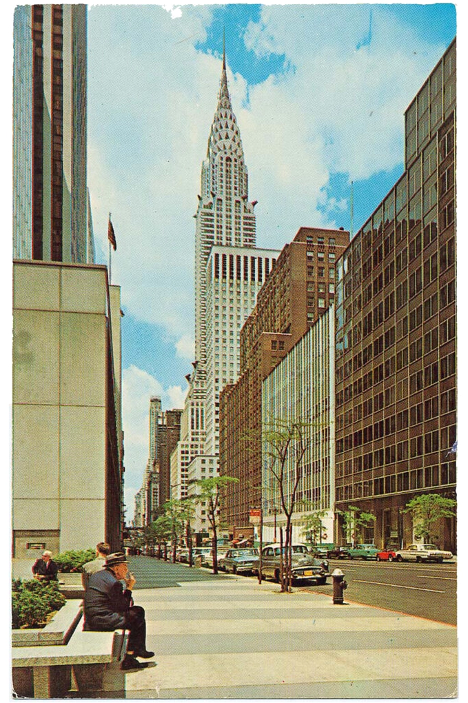 Bức ảnh Chrysler Building nhìn từ một đại lộ lớn ở Manhattan