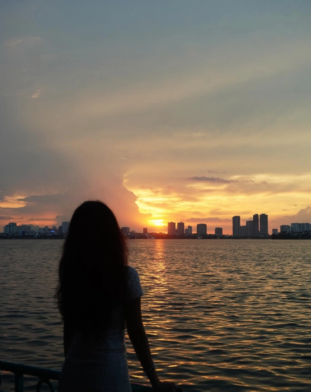 Bức ảnh chụp ngược sáng cô gái dưới ánh hoàng hôn đầy nghệ thuật