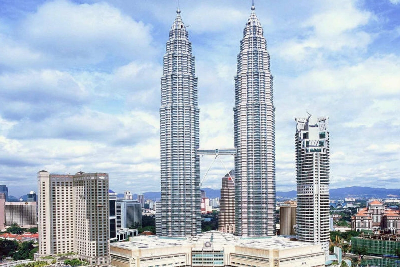 Bức ảnh chụp tháp đôi Petronas phản chiếu lung linh trên mặt hồ nước