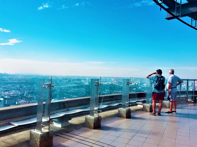 Bức ảnh chụp tháp từ dưới lên trên