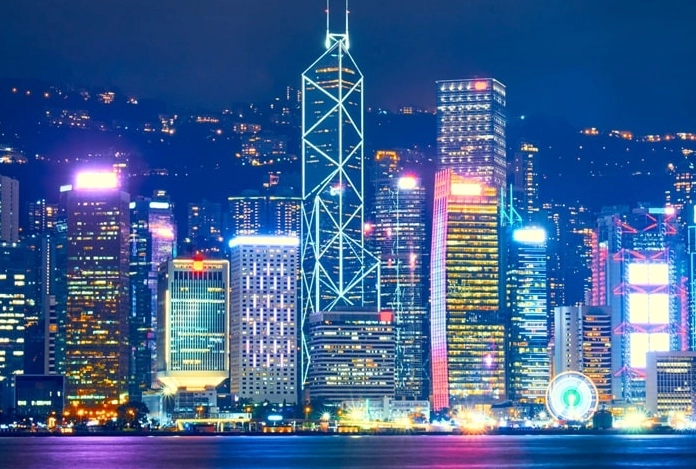 Bức ảnh chụp tòa tháp Bank of China Tower với những đường nét góc cạnh sắc sảo