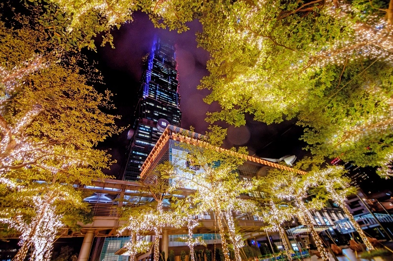 Bức ảnh chụp tòa tháp Taipei 101 từ xa giữa không gian đô thị rộng lớn của Đài Bắc