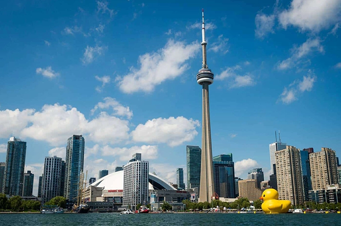 Bức ảnh CN Tower vươn lên mạnh mẽ giữa bầu trời đen tối gợi cảm giác bí ẩn