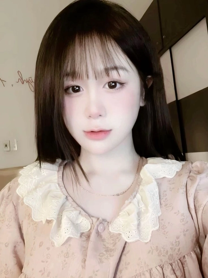 Bức ảnh cô gái đẹp mặc đồ ngủ phong cách tối mang vẻ huyền bí và lôi cuốn
