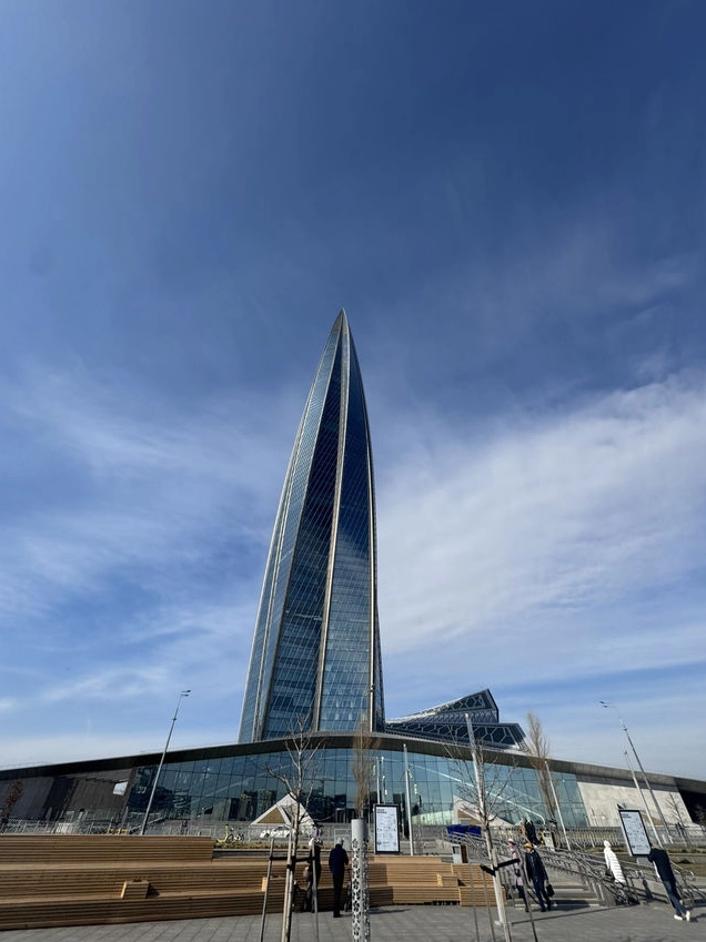 Bức ảnh đêm tuyệt đẹp của Lakhta Center với ánh sáng rực rỡ