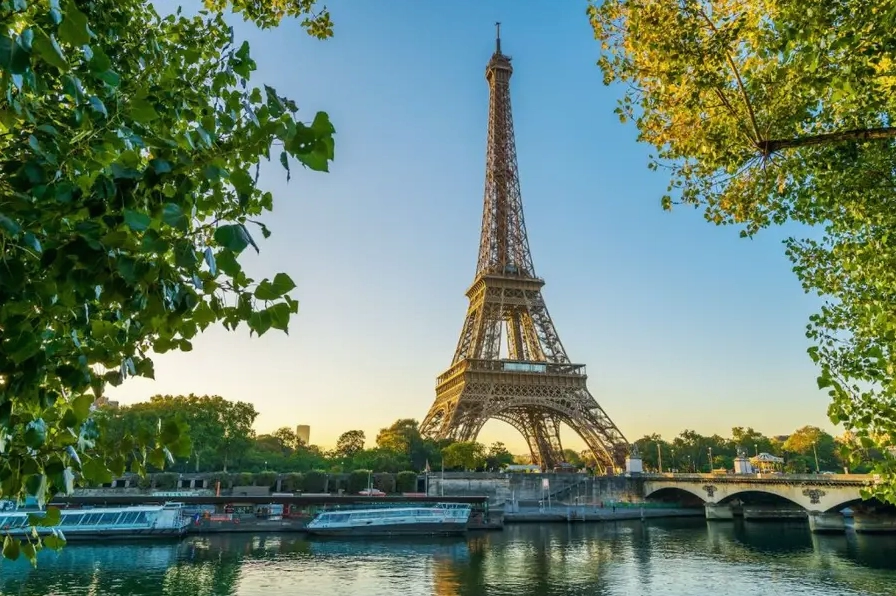 Bức ảnh đen trắng về tháp Eiffel