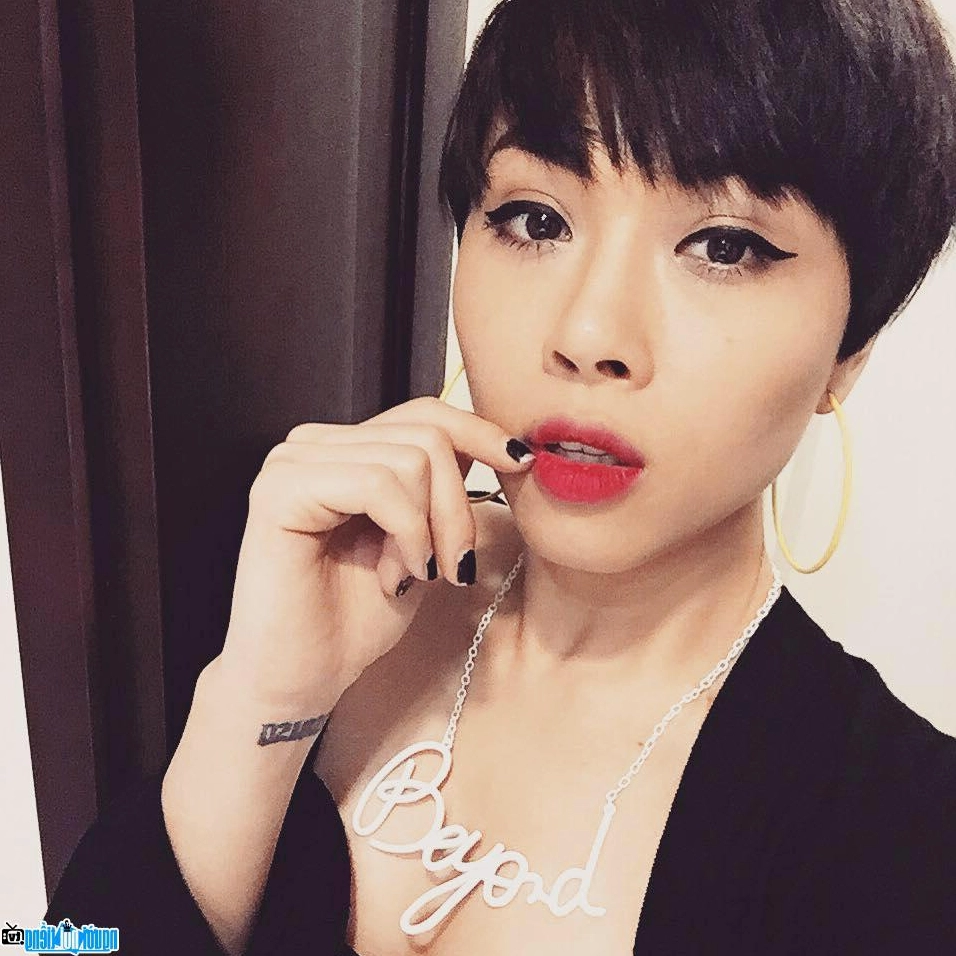 Bức ảnh ghi lại khoảnh khắc thăng hoa của DJ Ngọc Ngà tại một sự kiện âm nhạc lớn ở Hà Nội