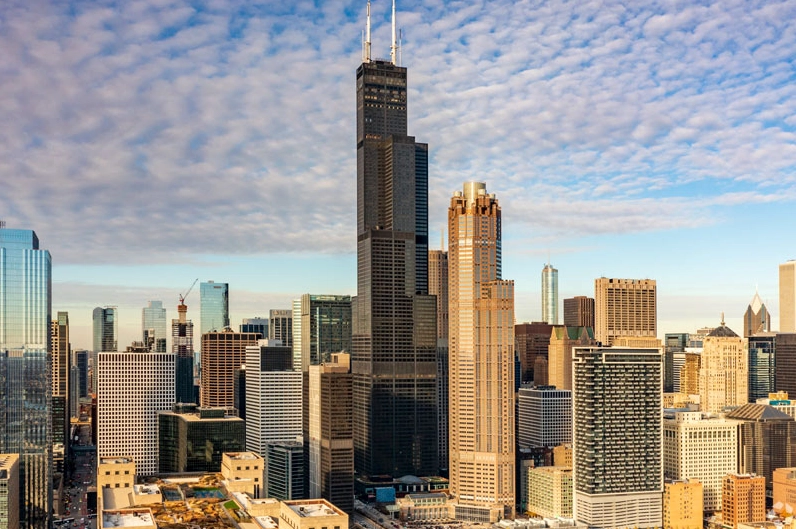 Bức ảnh giới thiệu Willis Tower từ góc dưới nhìn lên