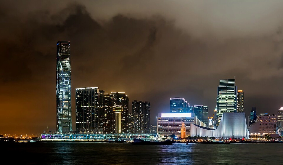 Bức ảnh International Commerce Centre vươn cao trong sương mù