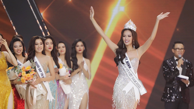 Bức ảnh khoảnh khắc rực rỡ khi Ngọc Châu chính thức được xướng tên ở ngôi vị cao nhất