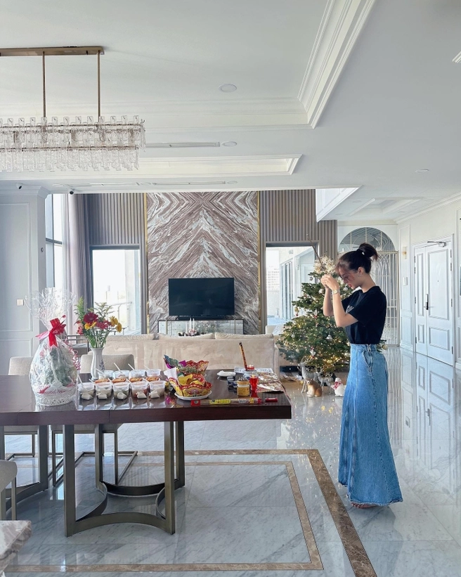 Bức ảnh khoe trọn vóc dáng thon gọn và phong cách thời trang sang trọng