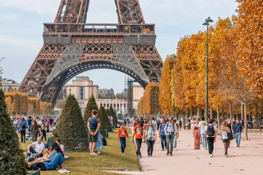 Bức ảnh nghệ thuật chụp mờ ảo tháp Eiffel