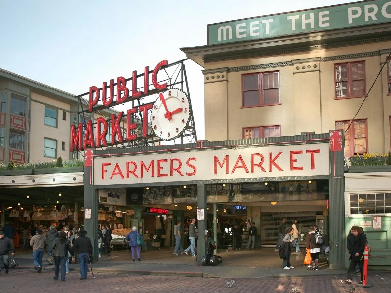 Bức ảnh Space Needle chìm trong sắc cam của hoàng hôn
