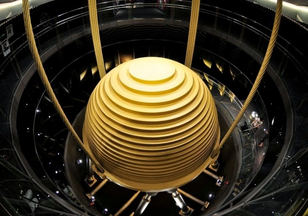 Bức ảnh Taipei 101 chụp từ góc độ thấp tôn lên chiều cao ấn tượng của tòa tháp