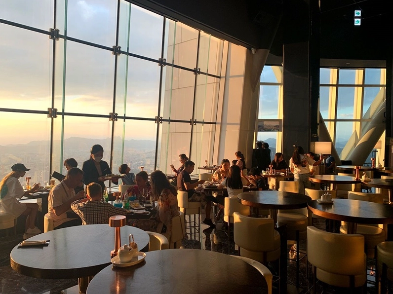 Bức ảnh thể hiện quy mô khổng lồ của tòa nhà cao nhất Hàn Quốc so với con người