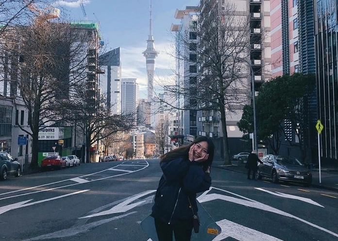 Bức ảnh toàn cảnh ngọn tháp xuyên mây