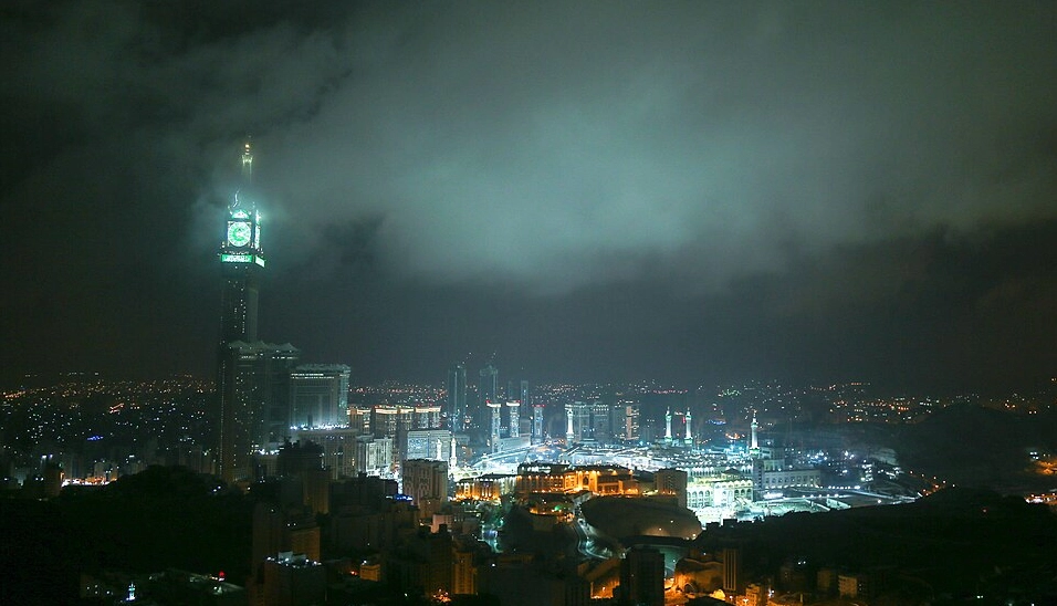 Bức ảnh toàn cảnh tháp đồng hồ Abraj Al Bait sừng sững giữa bầu trời