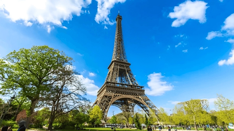 Bức ảnh toàn cảnh tháp Eiffel vươn cao giữa bầu trời đầy mây mù bí ẩn