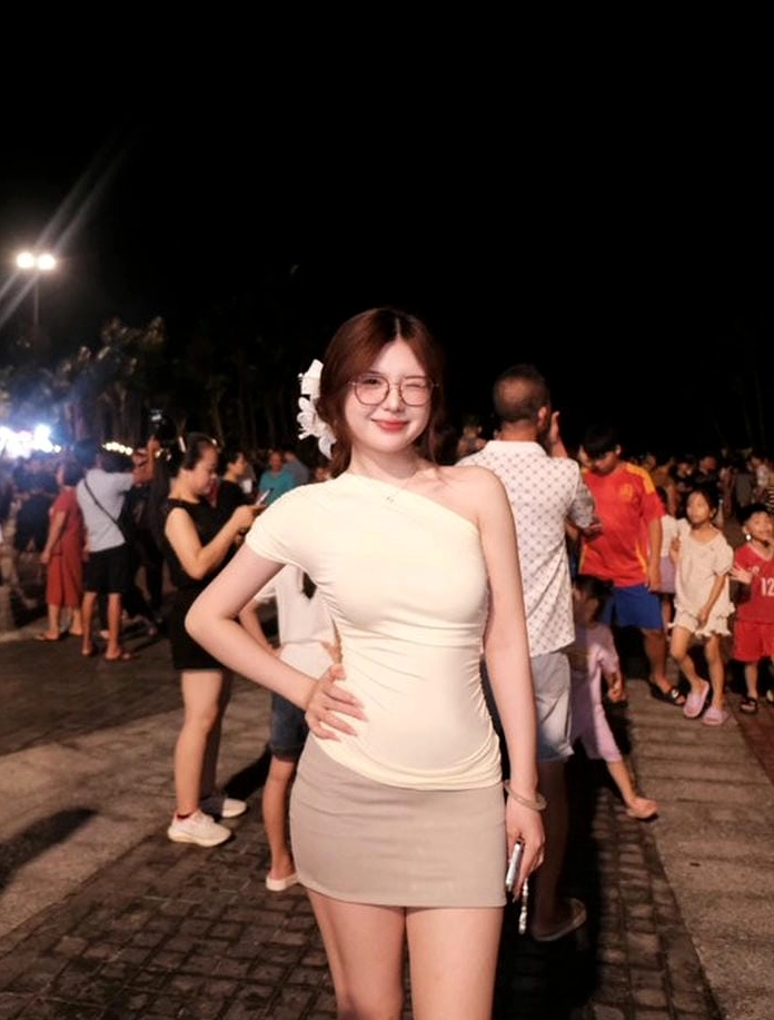 Bức ảnh tôn vinh vẻ đẹp dễ thương và nụ cười tươi rói của cô gái