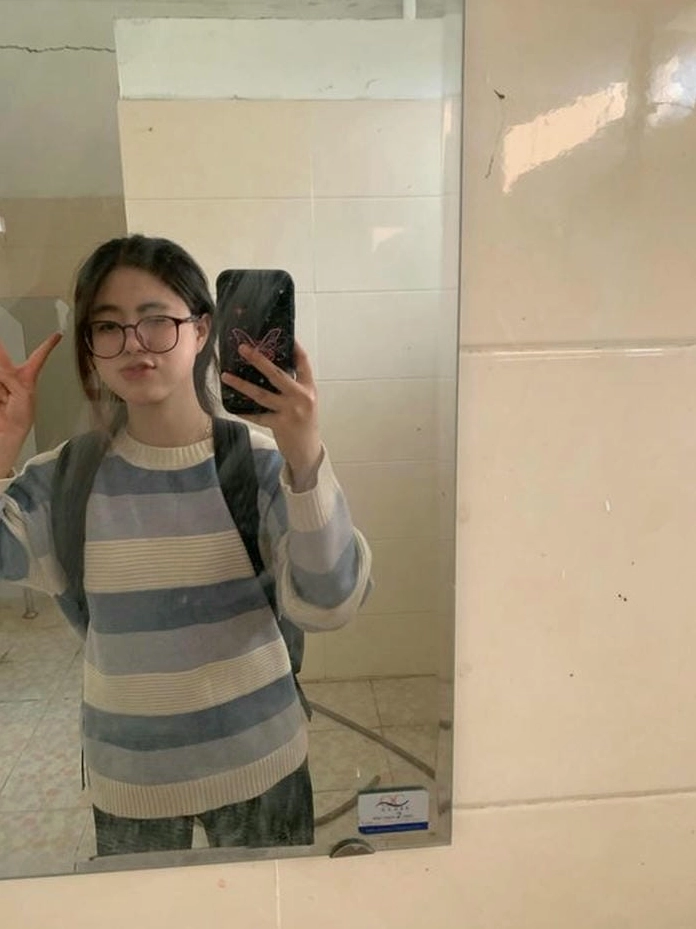 Bức ảnh tự sướng của cô gái xinh đẹp với biểu cảm cực kỳ cute