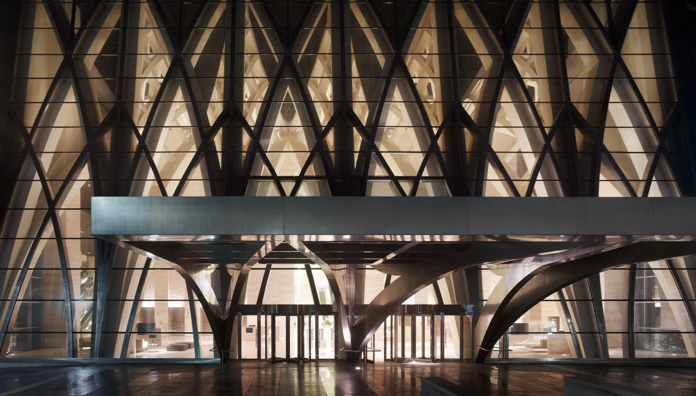 Bức tường bê tông khổng lồ chạm khắc tinh xảo