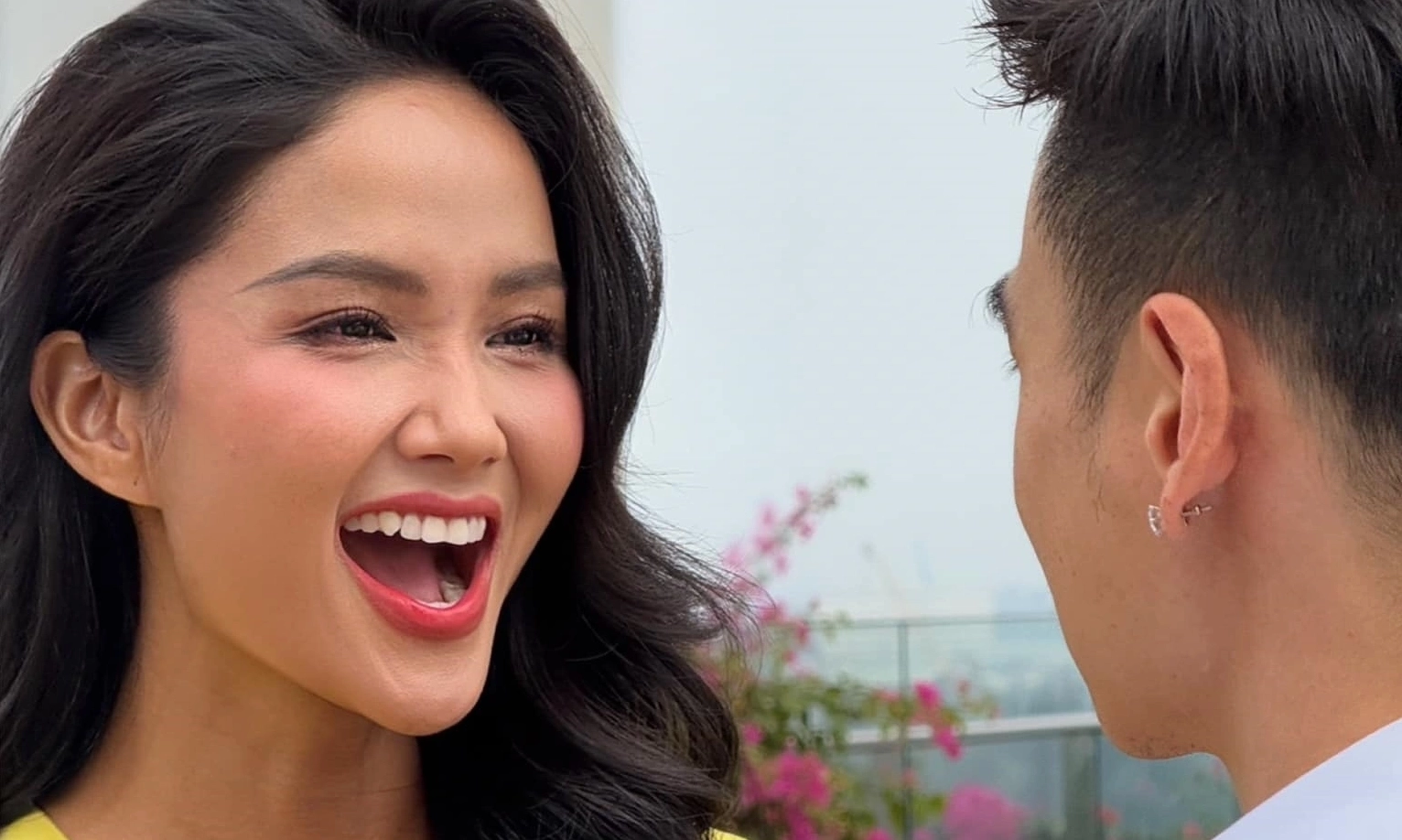 Buổi cầu hôn lãng mạn của H'Hen Niê và Tuấn Khôi