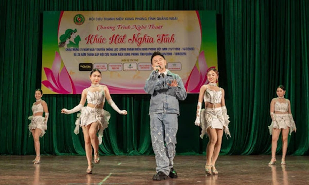 Ca sĩ Phạm Ngọc Triệu mang đến những màn trình diễn sôi động trong lần đầu biểu diễn tại Quảng Ngãi