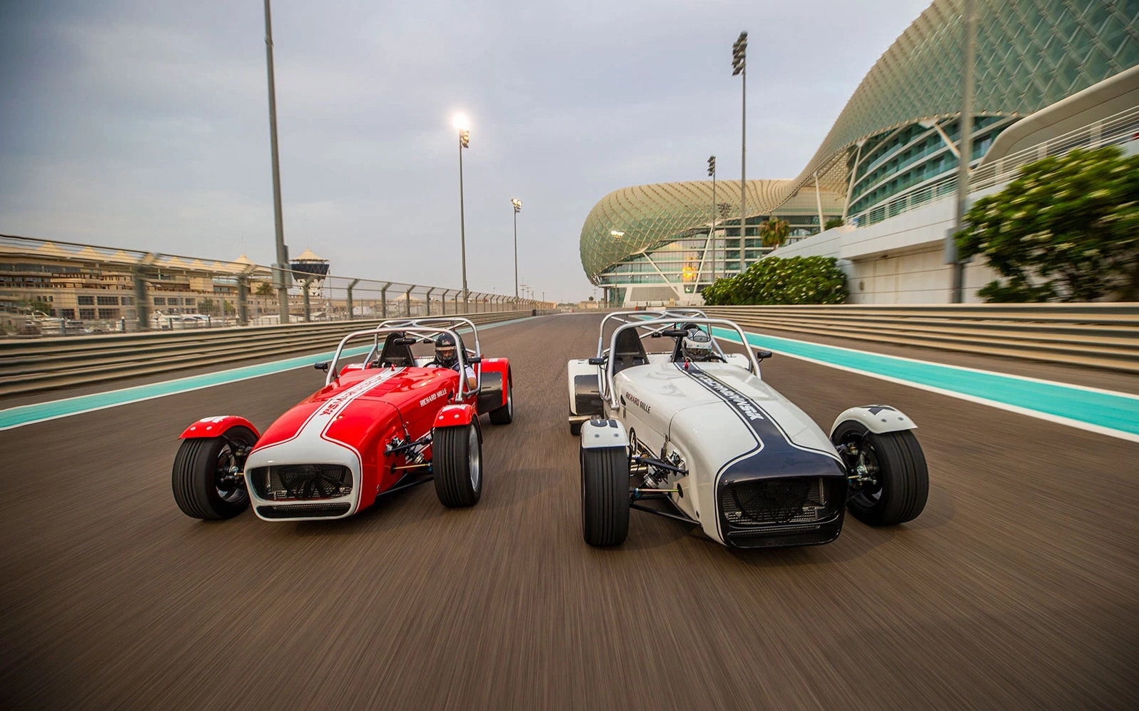 Các xe Caterham Seven 360 đang đua tại Đường đua Yas Marina