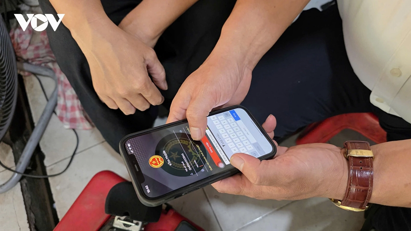 Cán bộ thuế đang tận tình hướng dẫn người dân sử dụng phần mềm kê khai mới