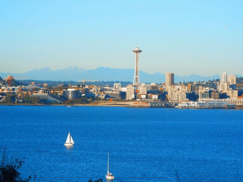 Cận cảnh chiếc đĩa bay lơ lửng trên không trung