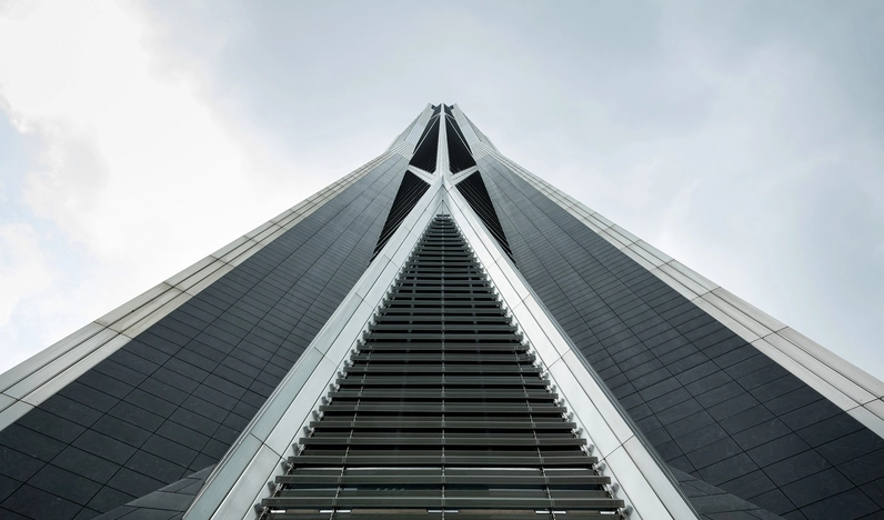 Cận cảnh đỉnh tháp nhọn hoắt đâm xuyên mây