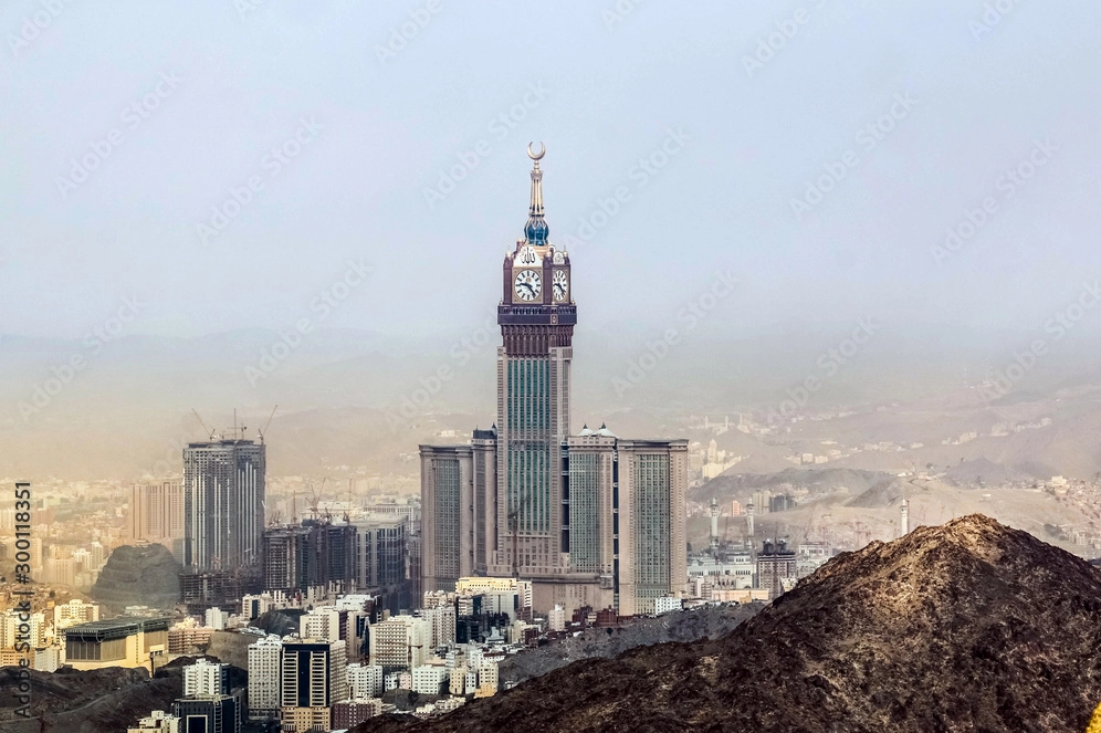 Cận cảnh mặt đồng hồ vĩ đại trong bóng tối