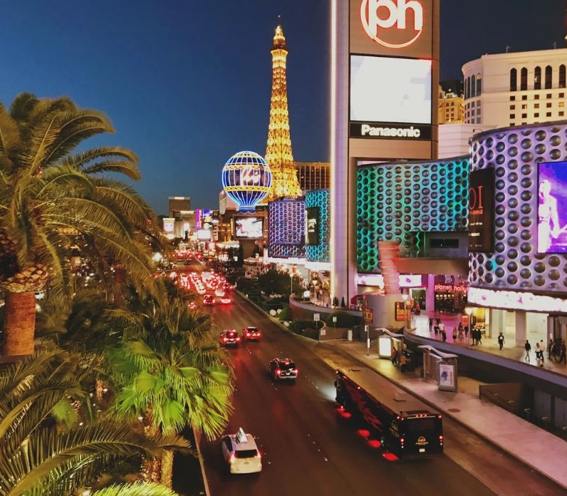 Cận cảnh một đài phun nước rực rỡ ánh sáng trước thềm khách sạn lớn