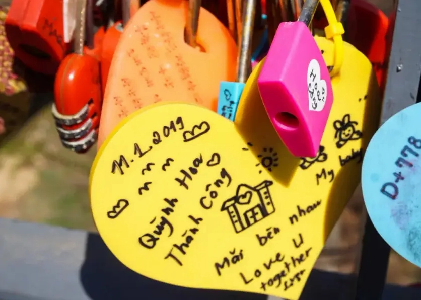 Cận cảnh những chiếc ổ khóa mang theo lời nguyện ước chân thành