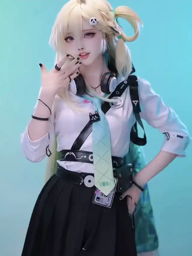 Cận cảnh vẻ đẹp cuốn hút của cô gái cosplay Lynea với phụ kiện tai nghe độc đáo