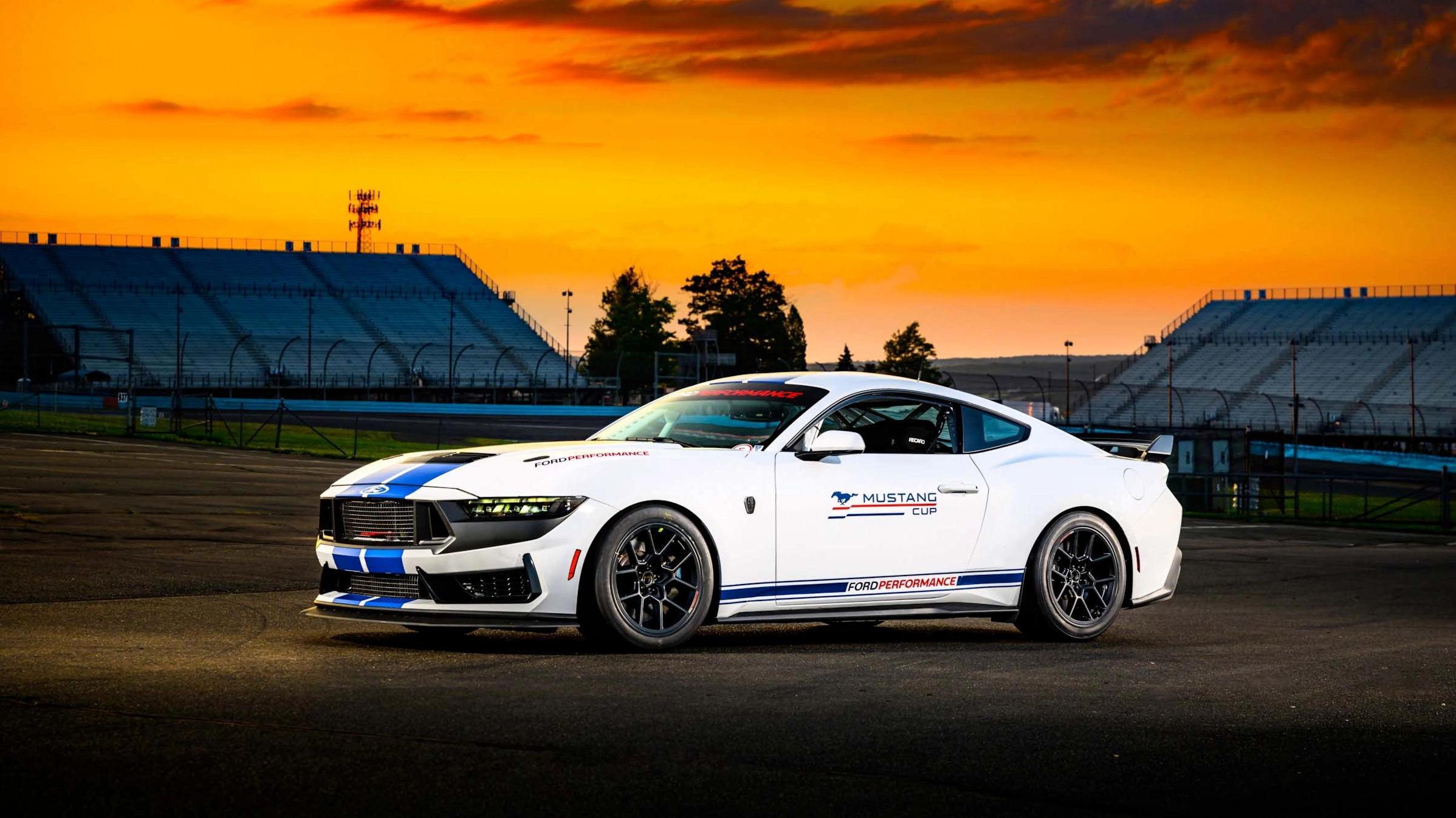 Cảnh hoàng hôn buồn bã trên bãi biển rộng mênh mông