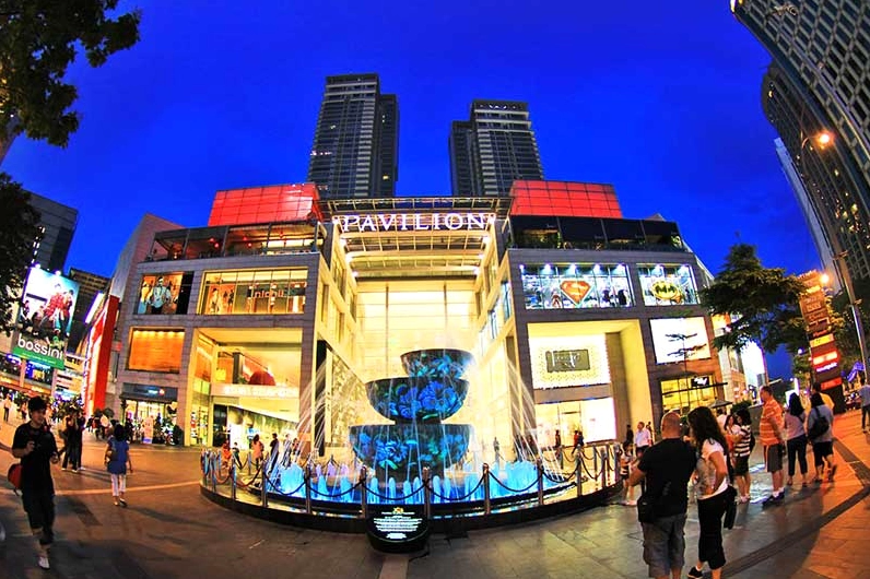 Cảnh nhộn nhịp lân cận khu vực tháp