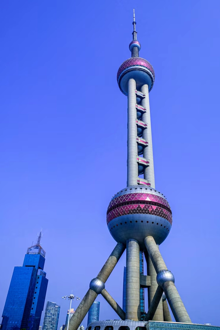 Cảnh quan ngoạn mục xung quanh tháp