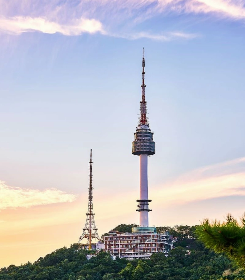 Cảnh sắc thiên nhiên bao quanh tháp N Seoul Tower đầy vẻ hoang sơ