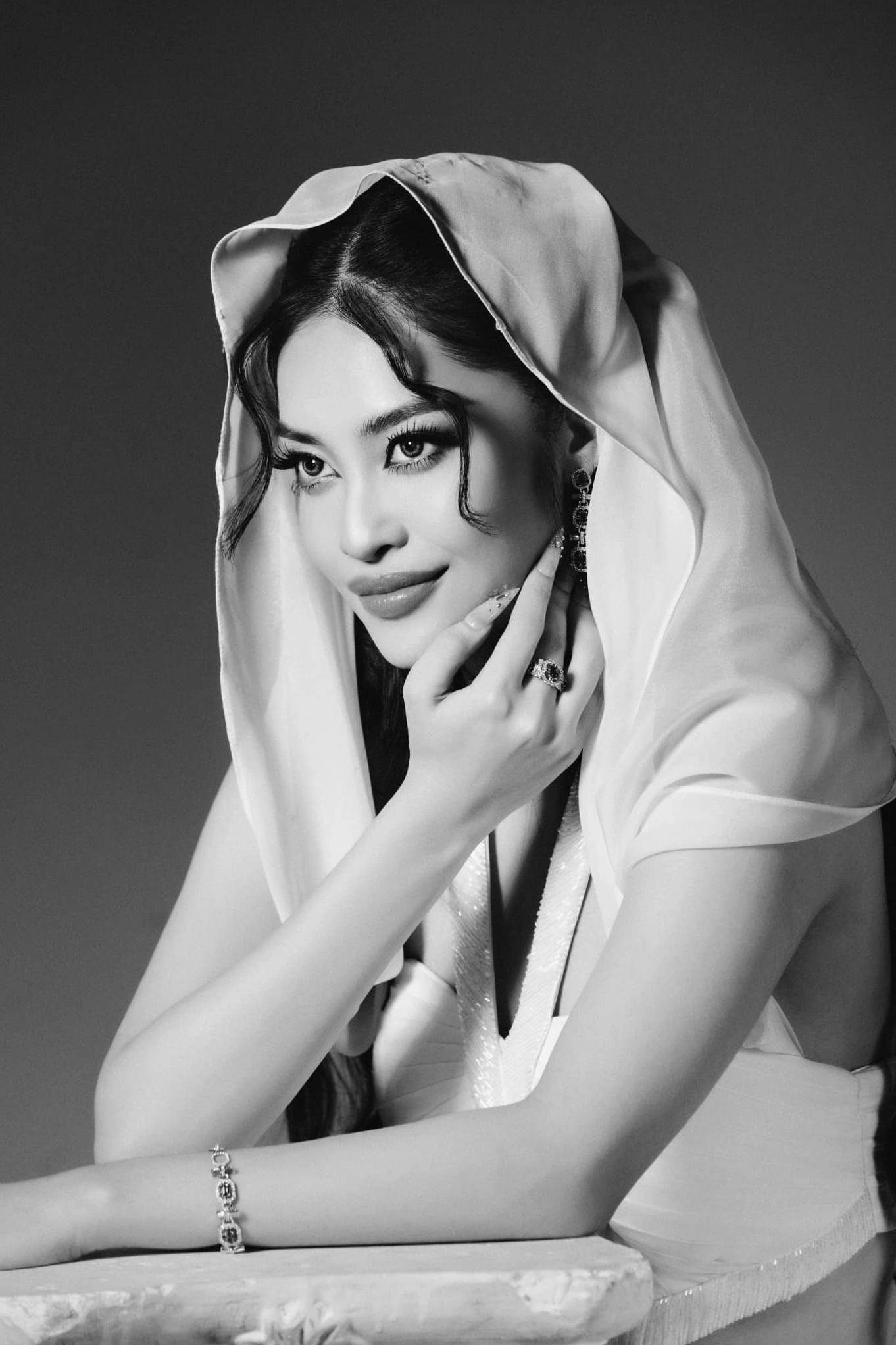 Cặp đôi Nông Thúy Hằng thể hiện tình cảm lãng mạn