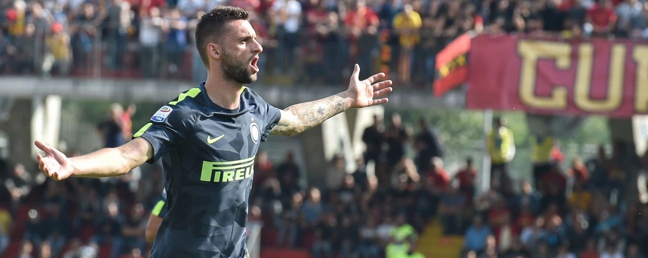 Cầu thủ Marcelo Brozović tạo dáng ăn mừng đặc trưng vô cùng tự tin và ngạo nghễ